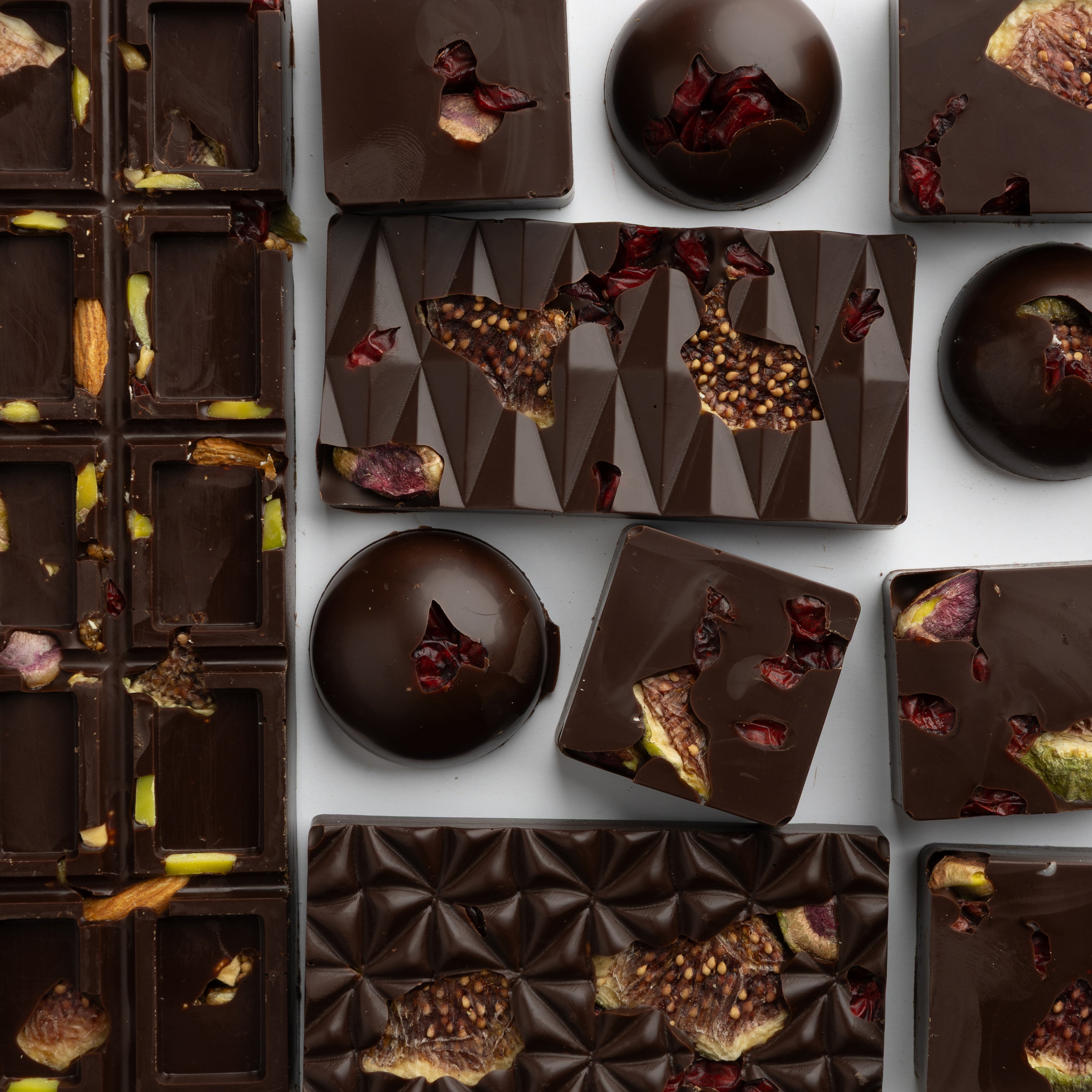 ChoFig Noir 70% — closeup of dark chocolate and fig bar